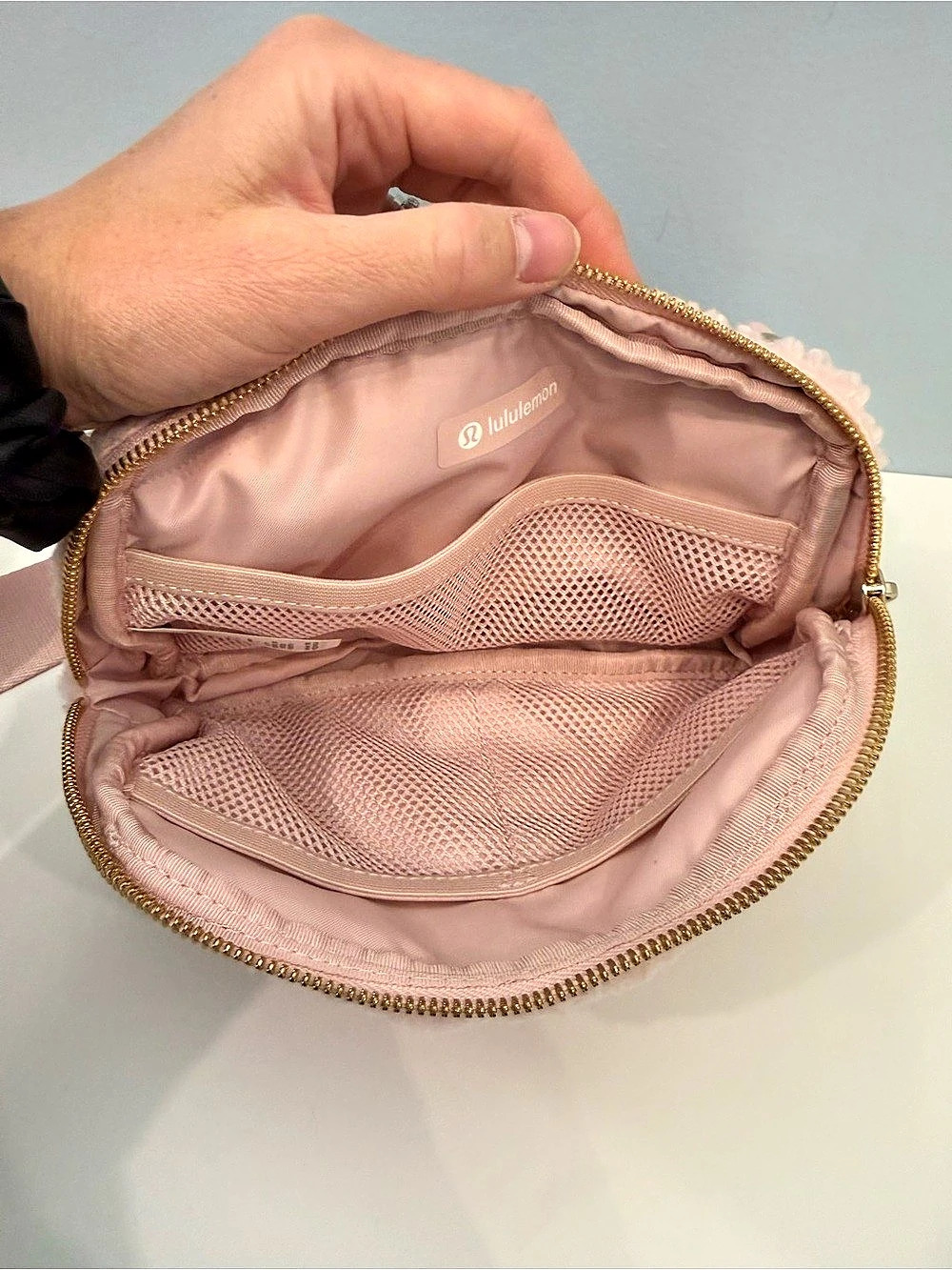 lululemon Everywhere Belt Bag 1L Fleece Pink Crossbody Bag - Picture 3 of 7